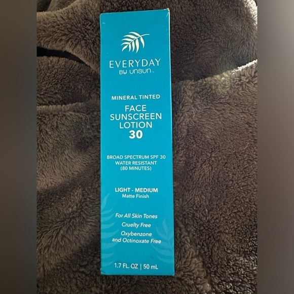 Everyday By Unsun Mineral Tinted Face Sunscreen 30 light/medium - Picture 2 of 2